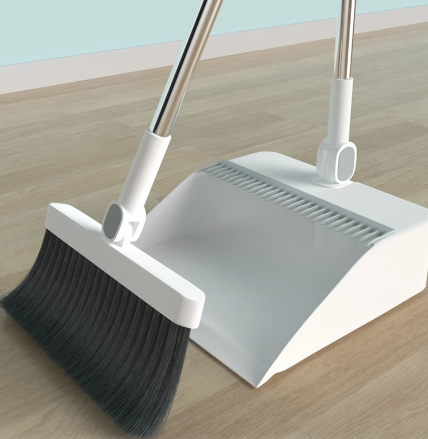 Zestaw miotły i szufelki z obrotową głowicą 180°, ergonomiczny design, skuteczne czyszczenie zakamarków pod meblami.