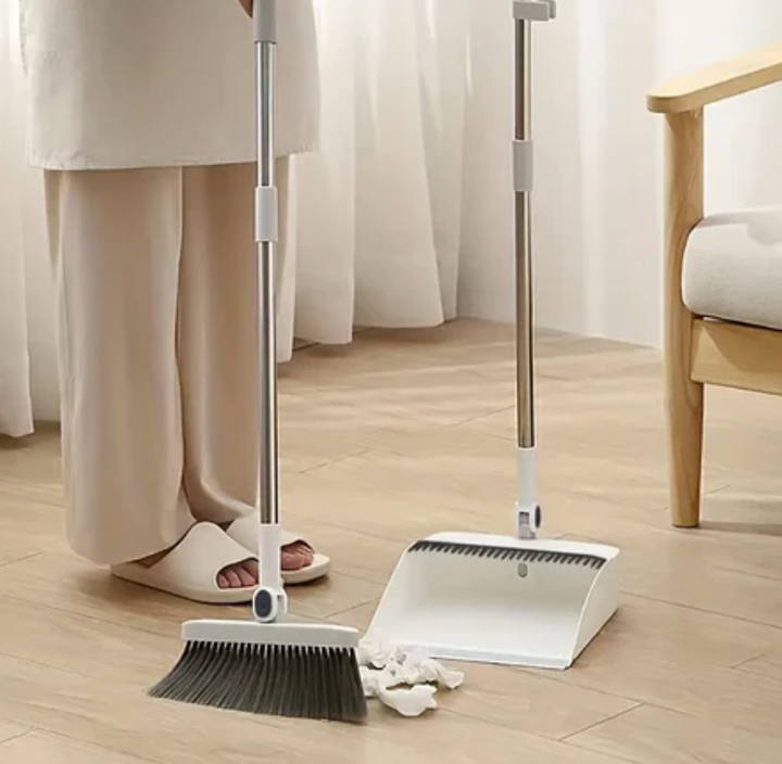 Zestaw miotły i szufelki z obrotową głowicą 180°, ergonomiczny design, skuteczne czyszczenie zakamarków pod meblami.