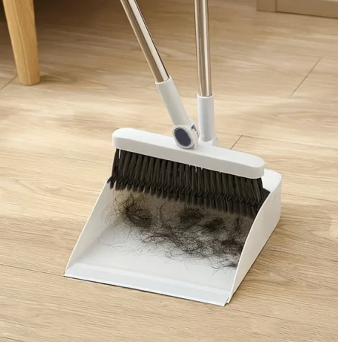 Zestaw miotły i szufelki z obrotową głowicą 180°, ergonomiczny design, skuteczne czyszczenie zakamarków pod meblami.