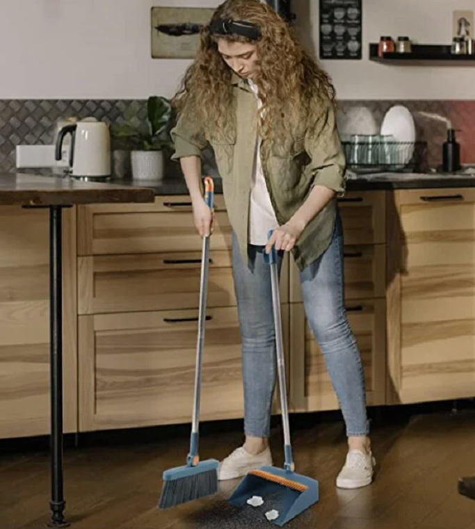 Zestaw miotły i szufelki z obrotową głowicą 180°, ergonomiczny design, skuteczne czyszczenie zakamarków pod meblami.