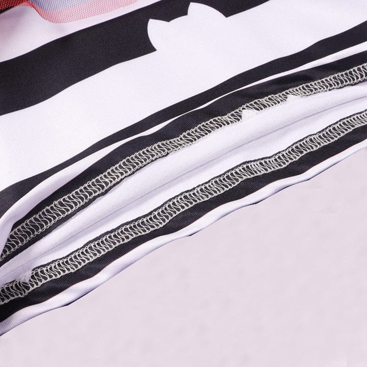 Strój dziecięcy z motywem Kotka Gabby, zawierający t-shirt w paski, wielokolorową tiulową spódniczkę i opaskę z kocimi uszami.