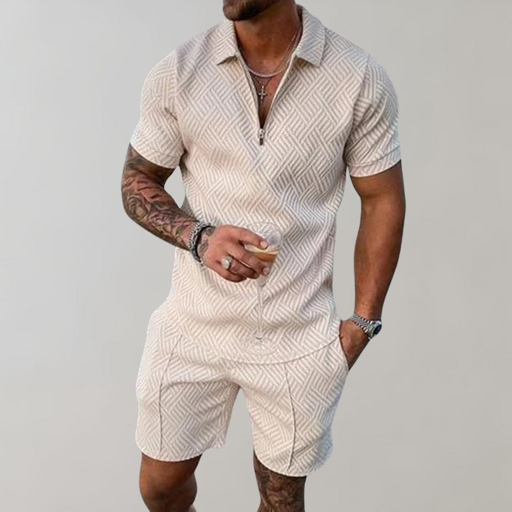 Męski letni zestaw: elegancka koszulka polo i pasujące szorty w kolorze khaki.