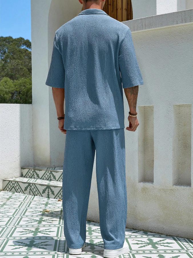 Nowoczesny dwuczęściowy zestaw męski, elegancki krój casual, neutralna tonacja, luźny fason, idealny na każdą okazję.