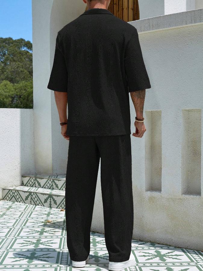 Nowoczesny dwuczęściowy zestaw męski, elegancki krój casual, neutralna tonacja, luźny fason, idealny na każdą okazję.