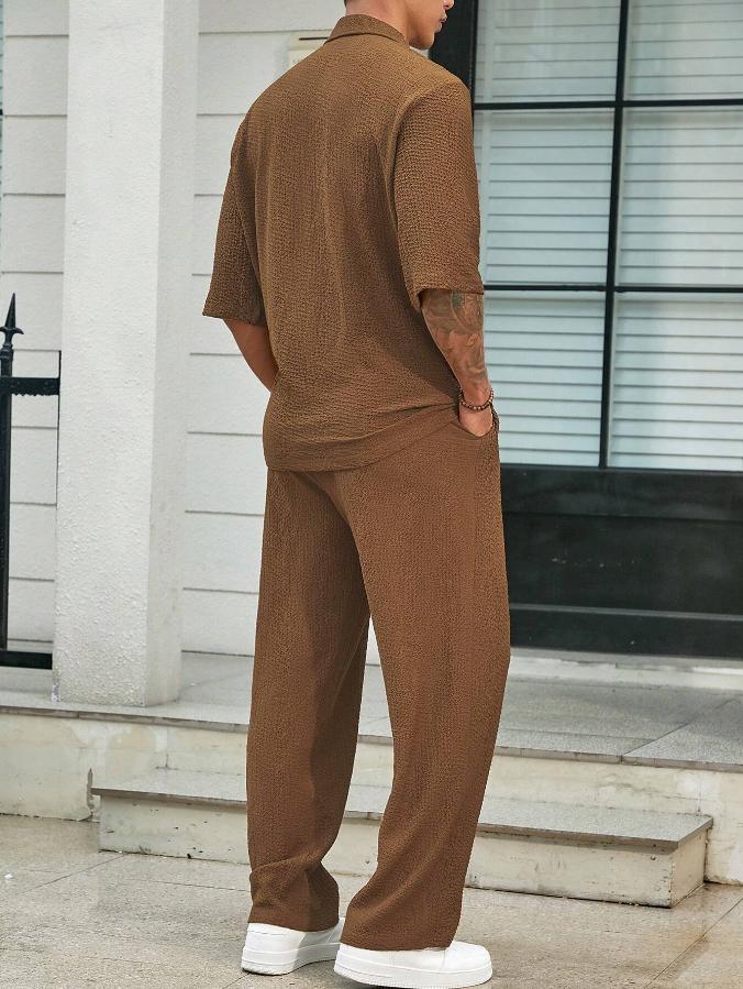 Nowoczesny dwuczęściowy zestaw męski, elegancki krój casual, neutralna tonacja, luźny fason, idealny na każdą okazję.