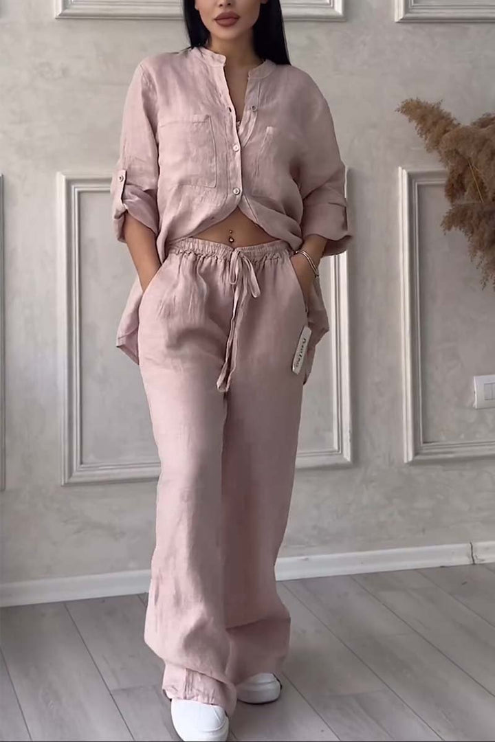 Stylowy letni komplet damski z lnu, bluzka z kieszeniami i luźne spodnie, komfortowy i elegancki.