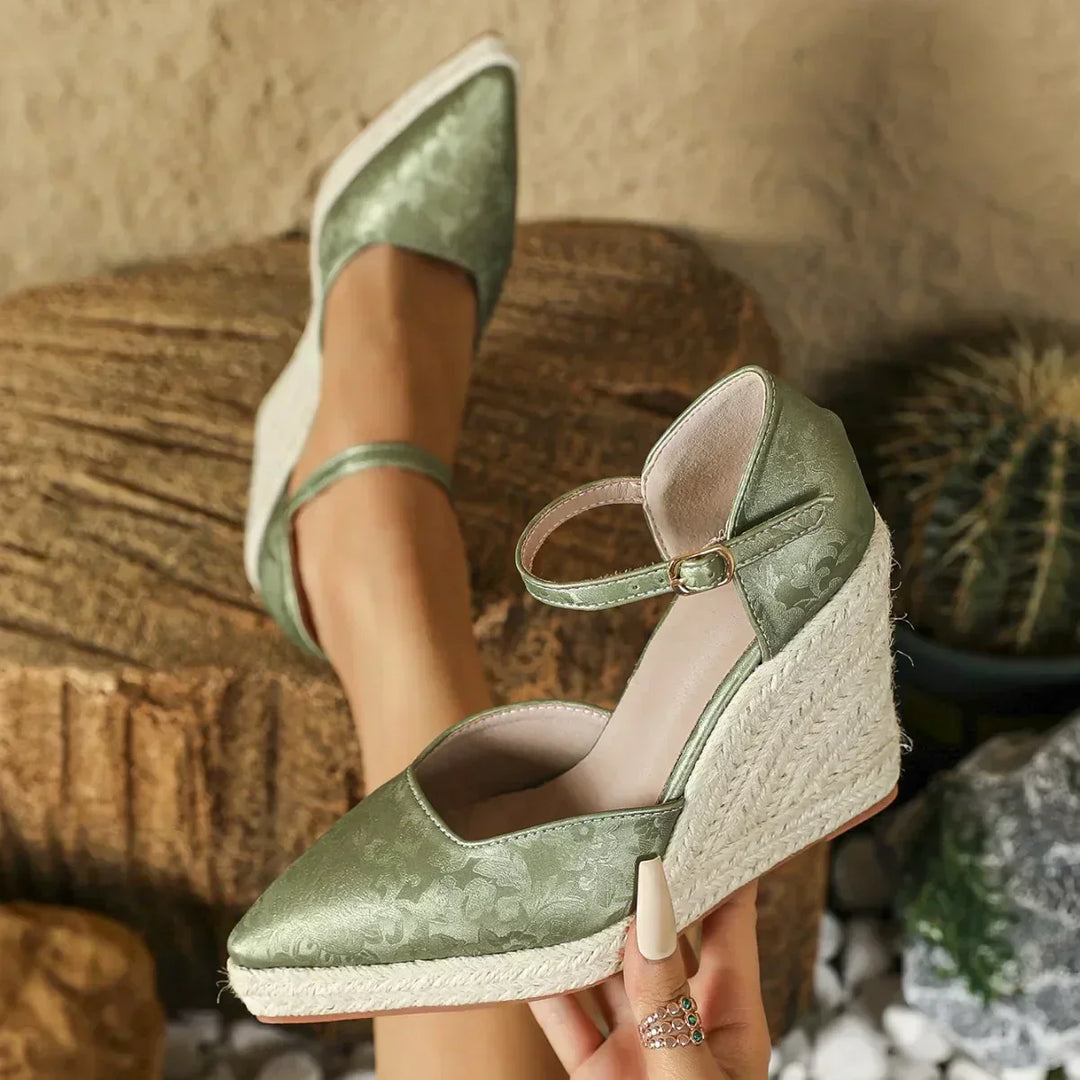 Damskie espadryle na koturnie w stylu boho, eleganckie, klasyczny i nowoczesny design, z regulacją paska i antypoślizgową podeszwą.