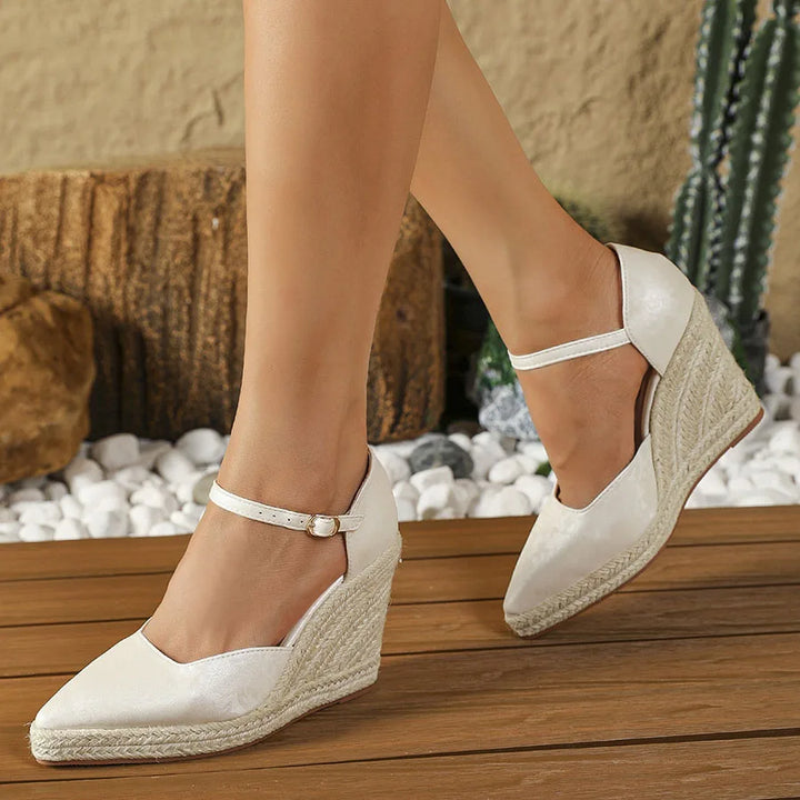 Damskie espadryle na koturnie, boho elegancja, nowoczesny i klasyczny design, regulowany pasek, antypoślizgowa podeszwa dla bezpieczeństwa.