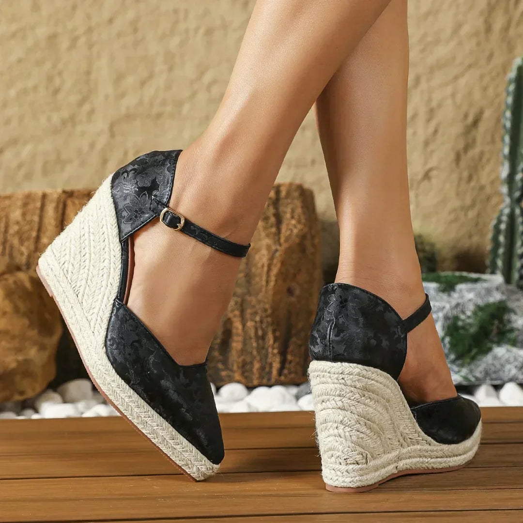 Eleganckie espadryle na koturnie dla kobiet, styl boho, klasyczne wzornictwo z nowoczesnym akcentem, regulowany pasek, antypoślizgowa podeszwa.