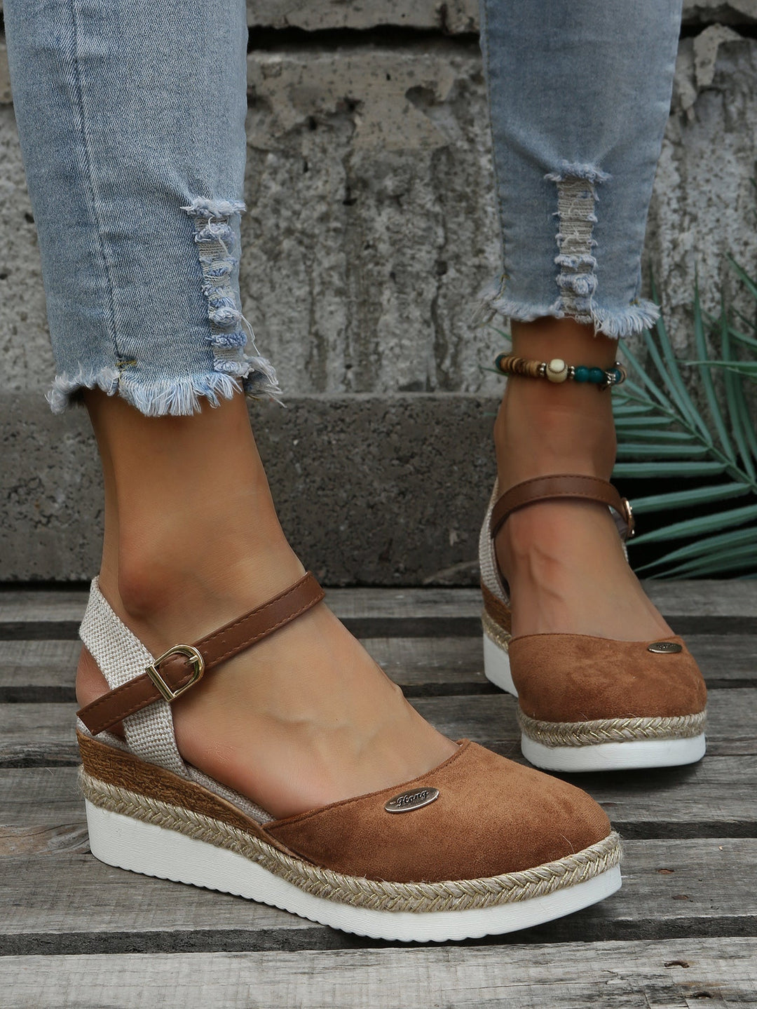Kobieta nosząca eleganckie espadryle ortopedyczne podczas spaceru