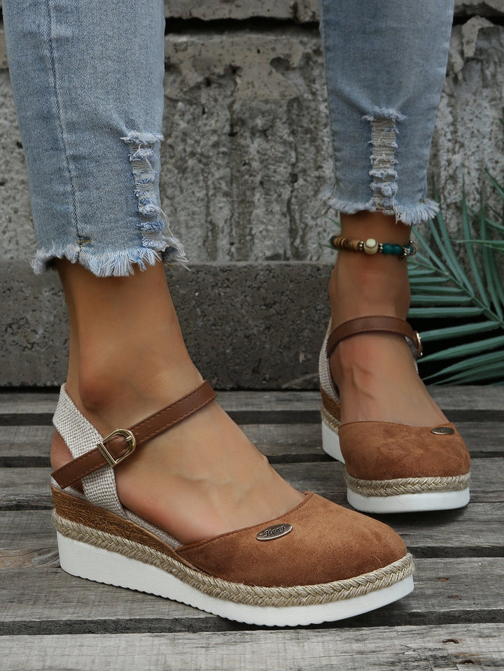 Kobieta nosząca eleganckie espadryle ortopedyczne podczas spaceru