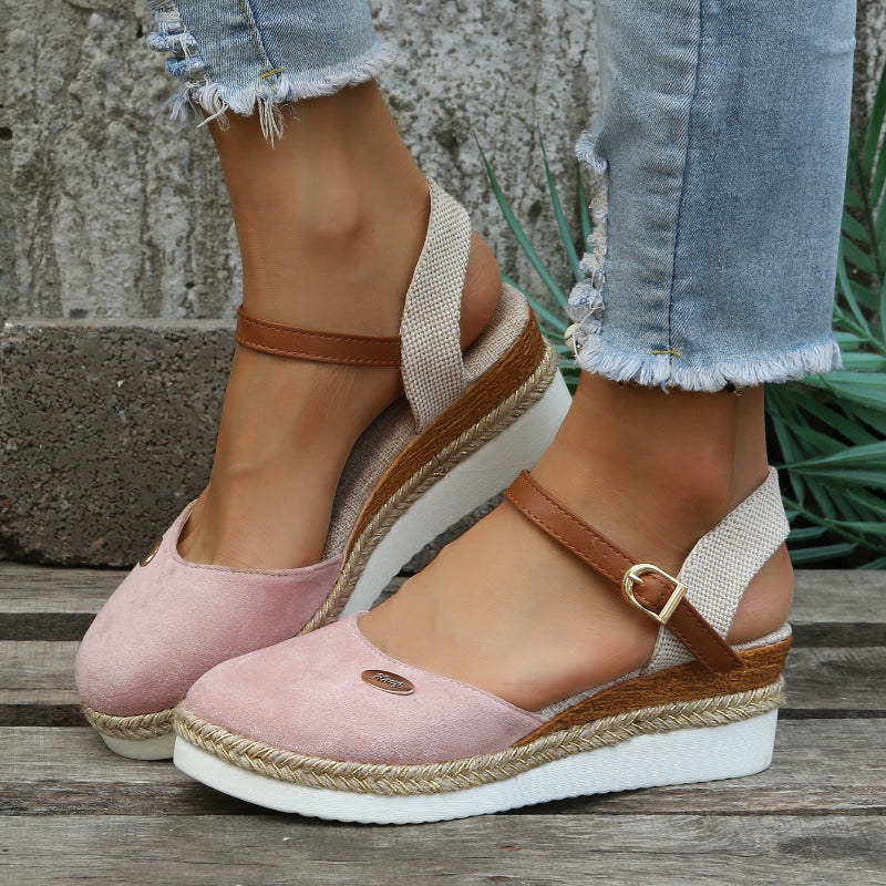 Widok z boku eleganckich espadryli ortopedycznych dla kobiet