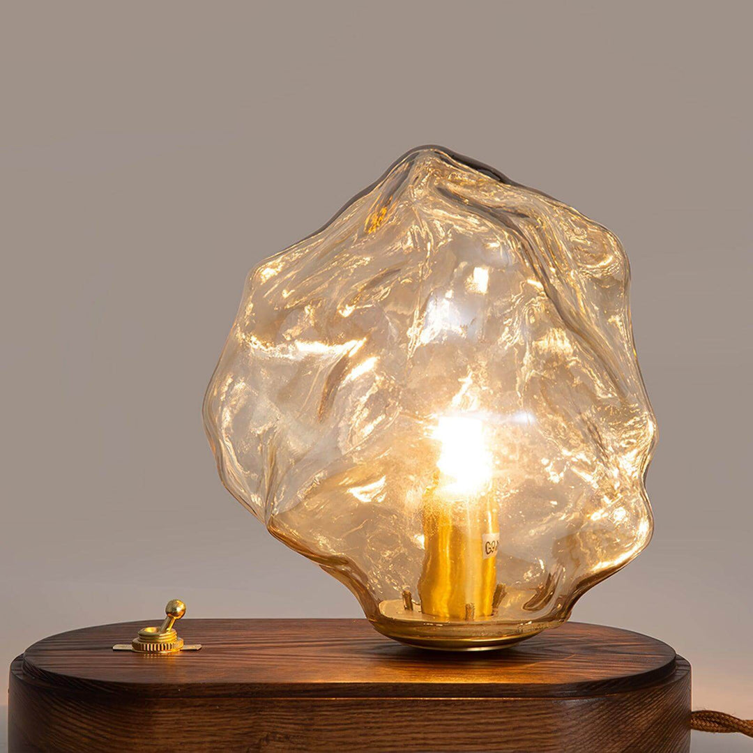 Szklana designerska lampa stołowa w kształcie bryły lodu z bursztynowym odcieniem