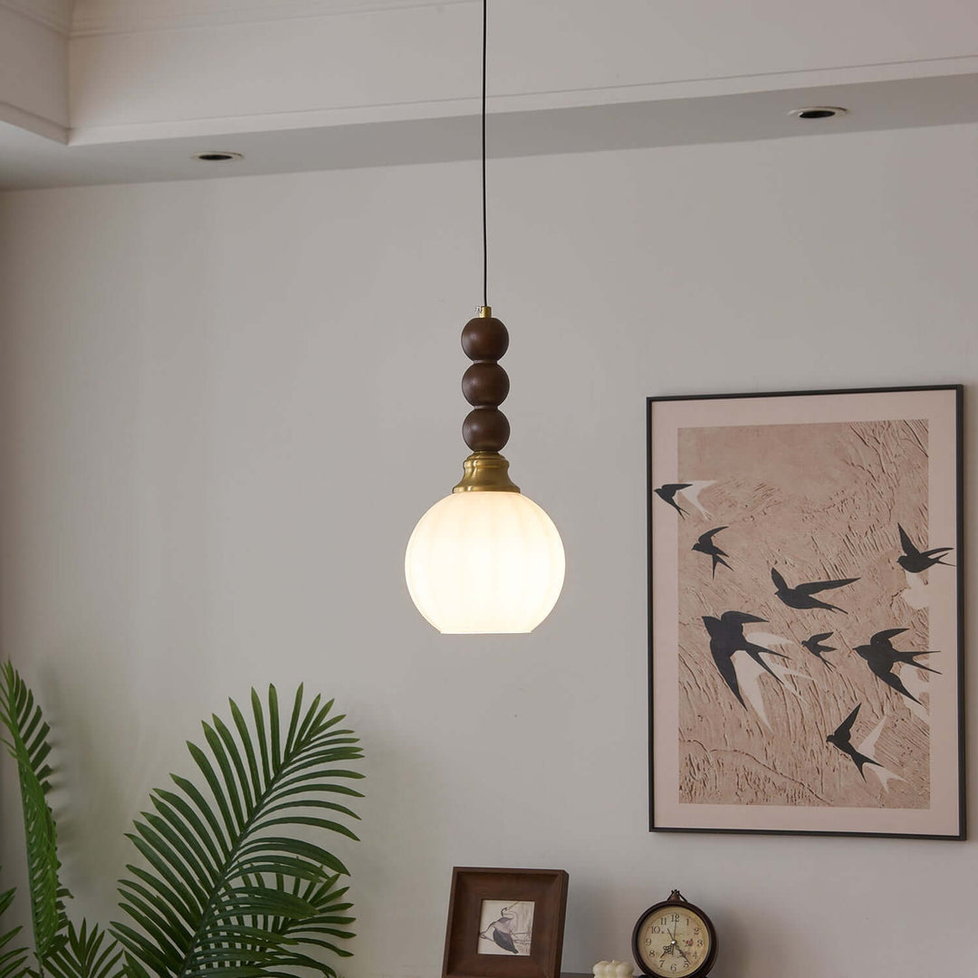 Elegancka szklana, drewniana i metalowa lampa wisząca