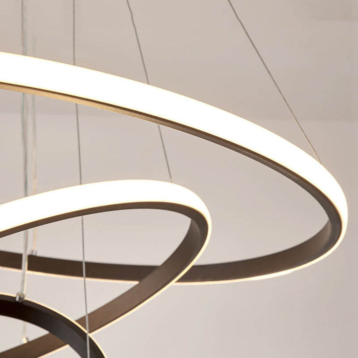 Nowoczesna, stylowa lampa sufitowa w salonie