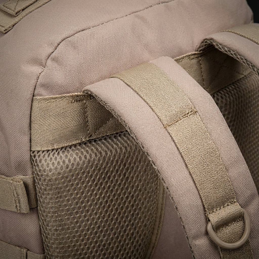 Kompaktowy plecak NomadLite 30L w zbliżeniu, ukazujący trwały materiał i zamki.