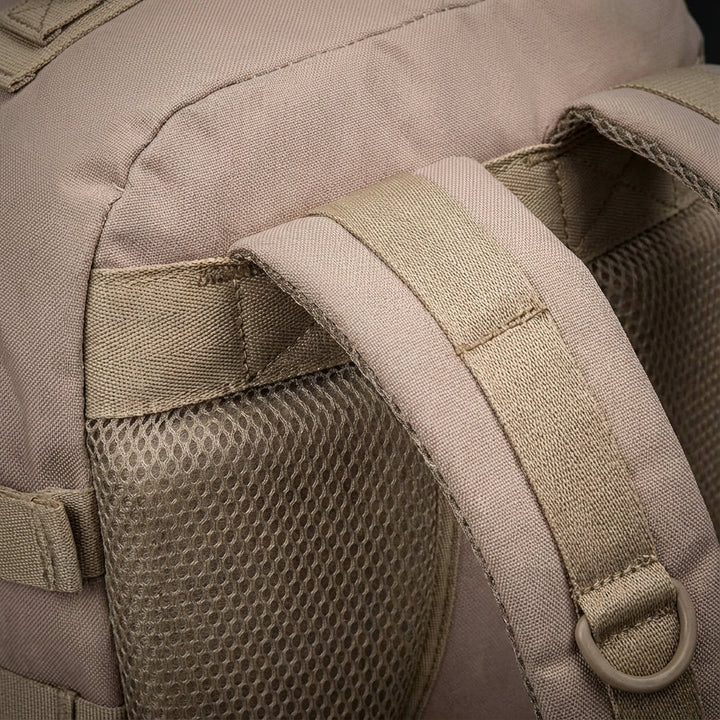 Kompaktowy plecak NomadLite 30L w zbliżeniu, ukazujący trwały materiał i zamki.