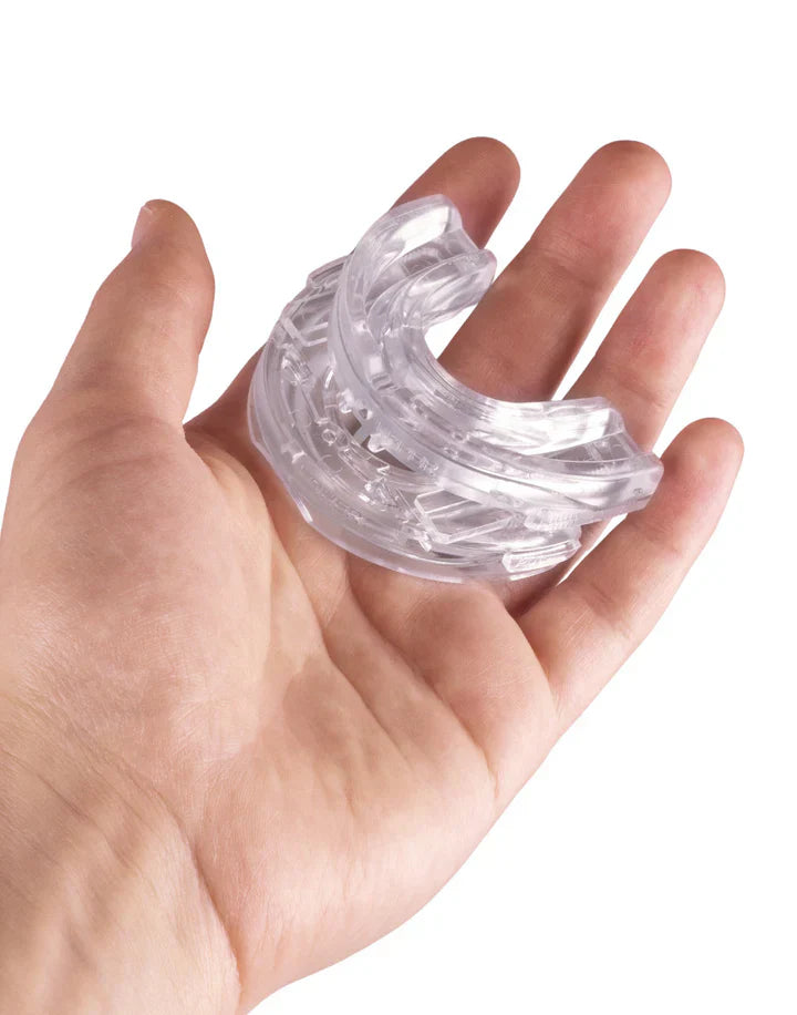 Ergonomiczny ustnik przeciw chrapaniu, wykonany z termoplastycznego materiału, zapewniający komfort i redukcję chrapania.