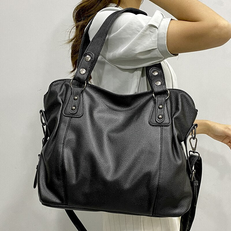 Elegancka torba shopper ze skóry groszkowanej dla studentów i profesjonalistów, przestronna i stylowa, dostępna w kolorze kremowym
