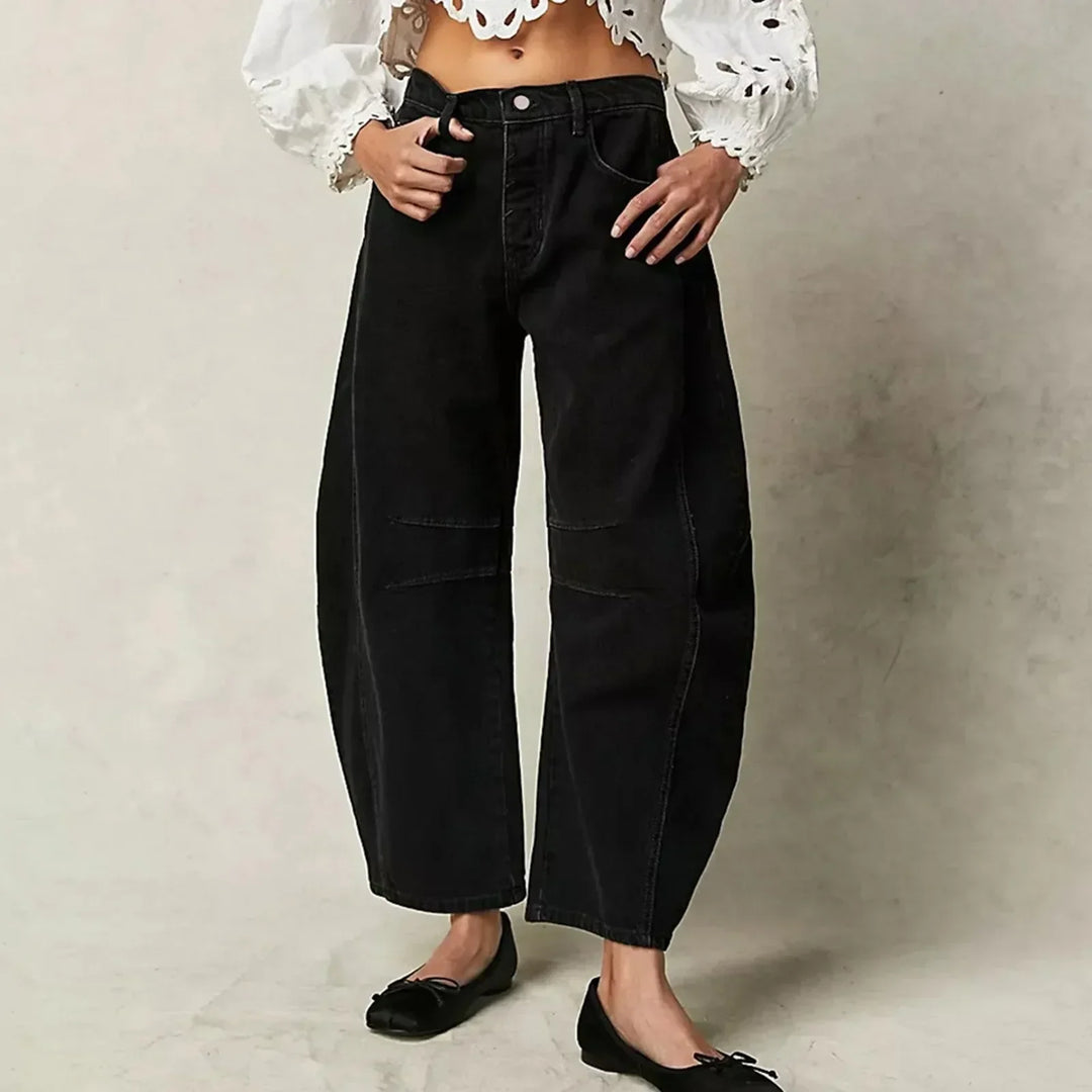 Szerokie jeansy damskie w kolorze granatowym, z bawełny, luźny krój, widok z przodu, wygodny i elegancki styl dla każdej sylwetki.