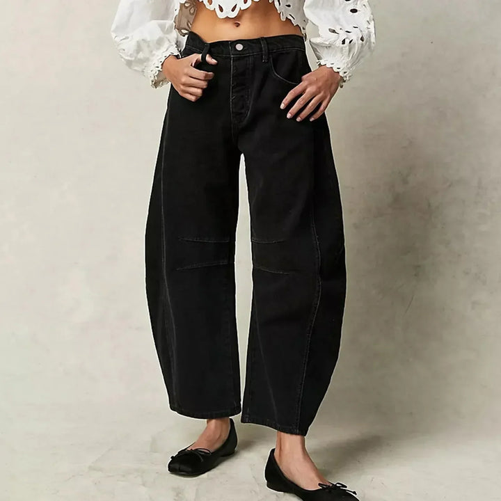 Szerokie jeansy damskie w kolorze granatowym, z bawełny, luźny krój, widok z przodu, wygodny i elegancki styl dla każdej sylwetki.