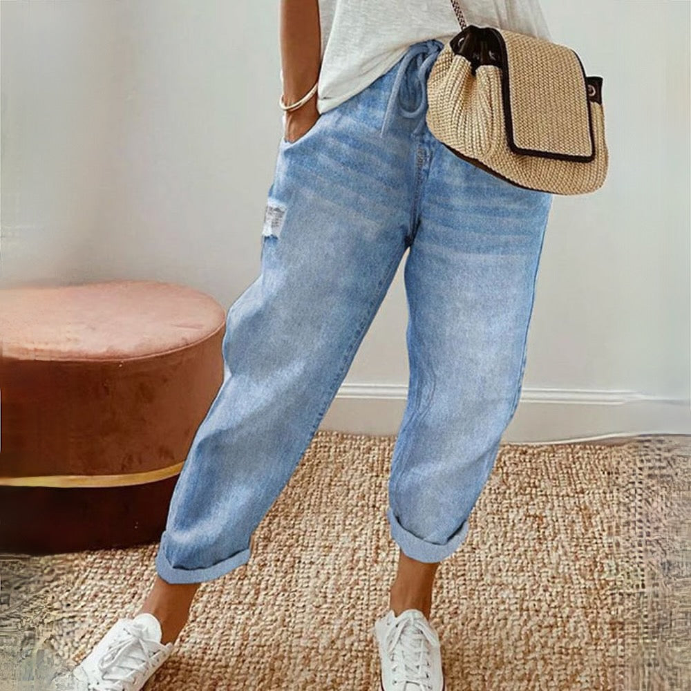 Damskie jeansy Bodil w kolorze niebieskim, klasyczny denim, wyszczuplający krój, praktyczne kieszenie, stylowe szwy, idealne do podkreślenia figury.