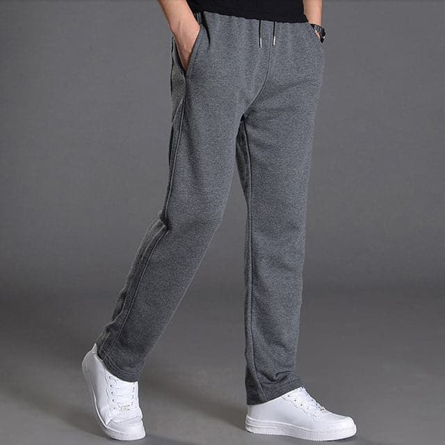 Czarne joggery męskie w miejskim stylu, z wąskimi nogawkami i praktycznymi kieszeniami na zamek.