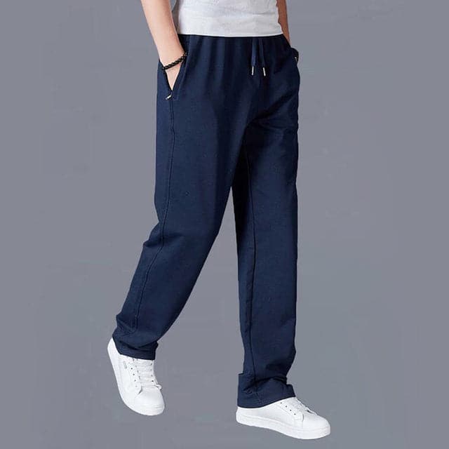 Czarne joggery męskie w miejskim stylu, z wąskimi nogawkami i praktycznymi kieszeniami na zamek.