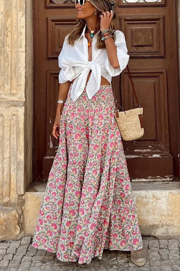 Długa spódnica boho chic dla kobiet z żywym kwiatowym nadrukiem i zwiewnym materiałem, idealna na lato i wypady na plażę.