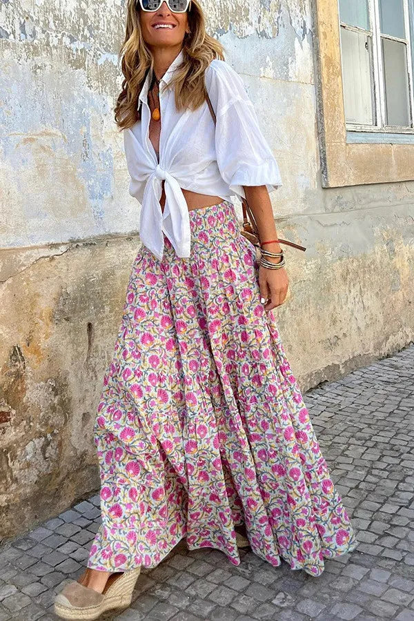 Długa spódnica boho chic dla kobiet z żywym kwiatowym nadrukiem i zwiewnym materiałem, idealna na lato i wypady na plażę.