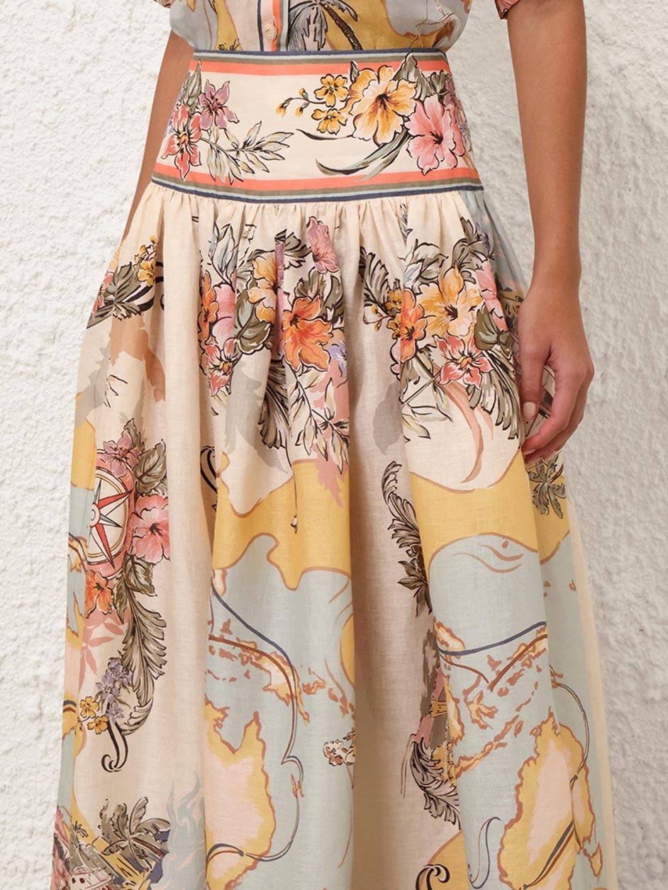 Elegancka spódnica midi z wysokim stanem i delikatnymi kwiatowymi wzorami, idealna do stylu boho i kobiecych stylizacji na każdą porę roku.