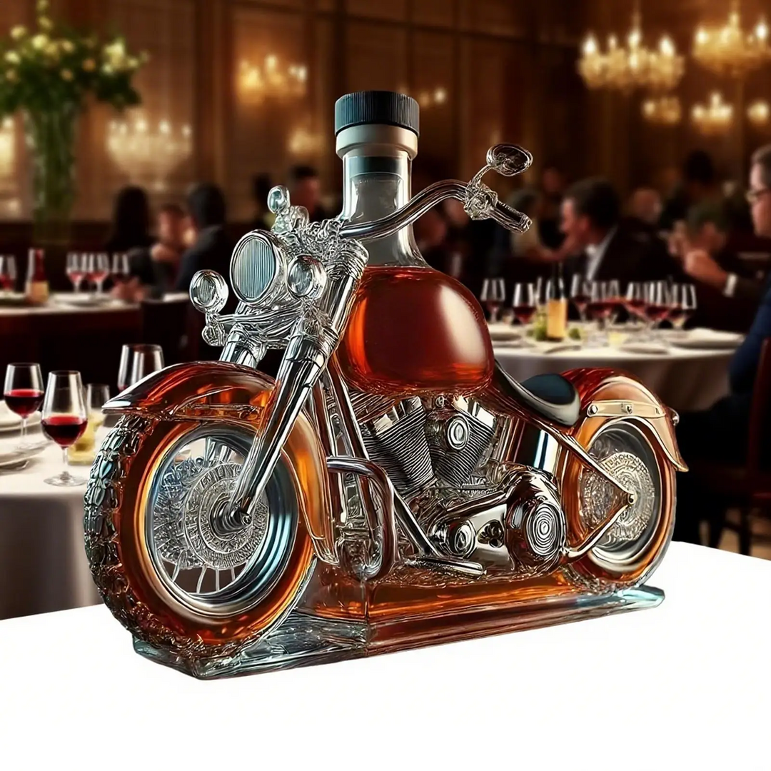 Szklana karafka na whisky motocykl. Designerski prezent i elegancka dekoracja do serwowania alkoholu.