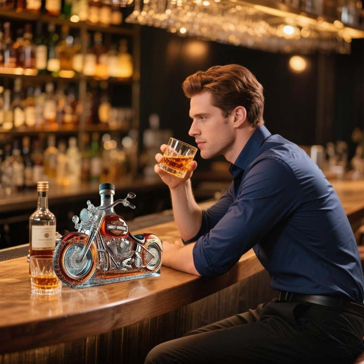 Oryginalna karafka do whisky w formie motocykla, przezroczyste szkło. Idealny dodatek do kolekcji.