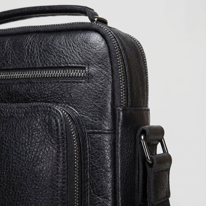 Elegancka czarna skórzana torba messenger EnduraBag. Stylowa torba na ramię unisex, idealna na co dzień i do pracy.