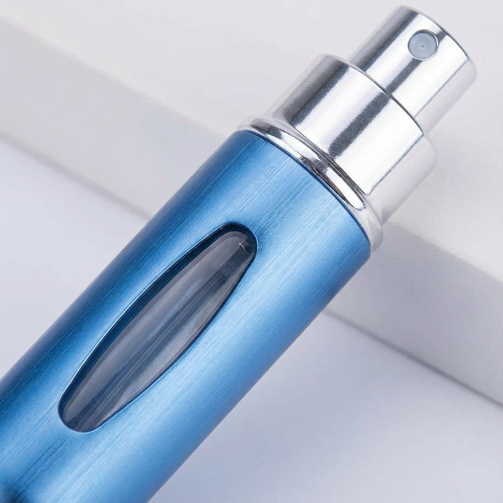 Atomizer podróżny PocketMist do perfum, łatwy w napełnianiu. Kompaktowa butelka na kosmetyki.