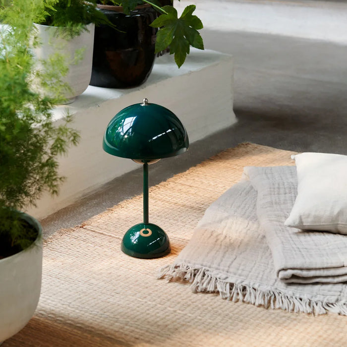 Lampa stołowa LED AuroraGlo, beżowo-czerwona, elegancki design, bezprzewodowa, idealna do salonu, biura, na taras.