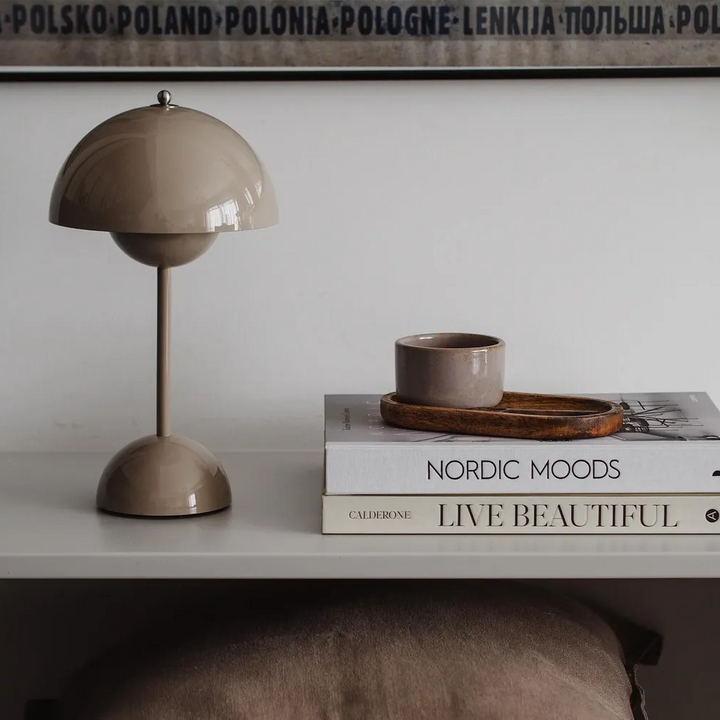 Lampa stołowa LED AuroraGlo, beżowo-czerwona, elegancki design, bezprzewodowa, idealna do salonu, biura, na taras.