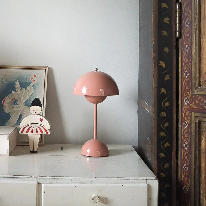 Lampa stołowa LED AuroraGlo, beżowo-czerwona, elegancki design, bezprzewodowa, idealna do salonu, biura, na taras.