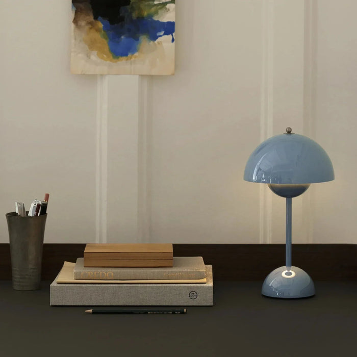 Lampa stołowa LED AuroraGlo, beżowo-czerwona, elegancki design, bezprzewodowa, idealna do salonu, biura, na taras.