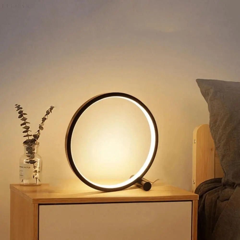 Nowoczesna dotykowa lampa stołowa LED o okrągłym, minimalistycznym designie, zapewniająca eleganckie oświetlenie.