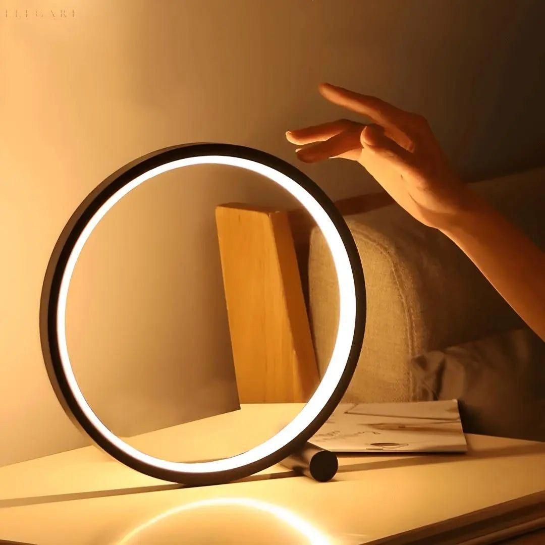 Nowoczesna dotykowa lampa stołowa LED o okrągłym, minimalistycznym designie, zapewniająca eleganckie oświetlenie.