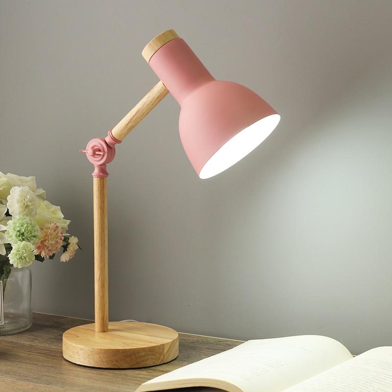 Regulowana skandynawska drewniana lampa stołowa z kolorowym kloszem, minimalistyczny i elegancki design, widok ogólny.