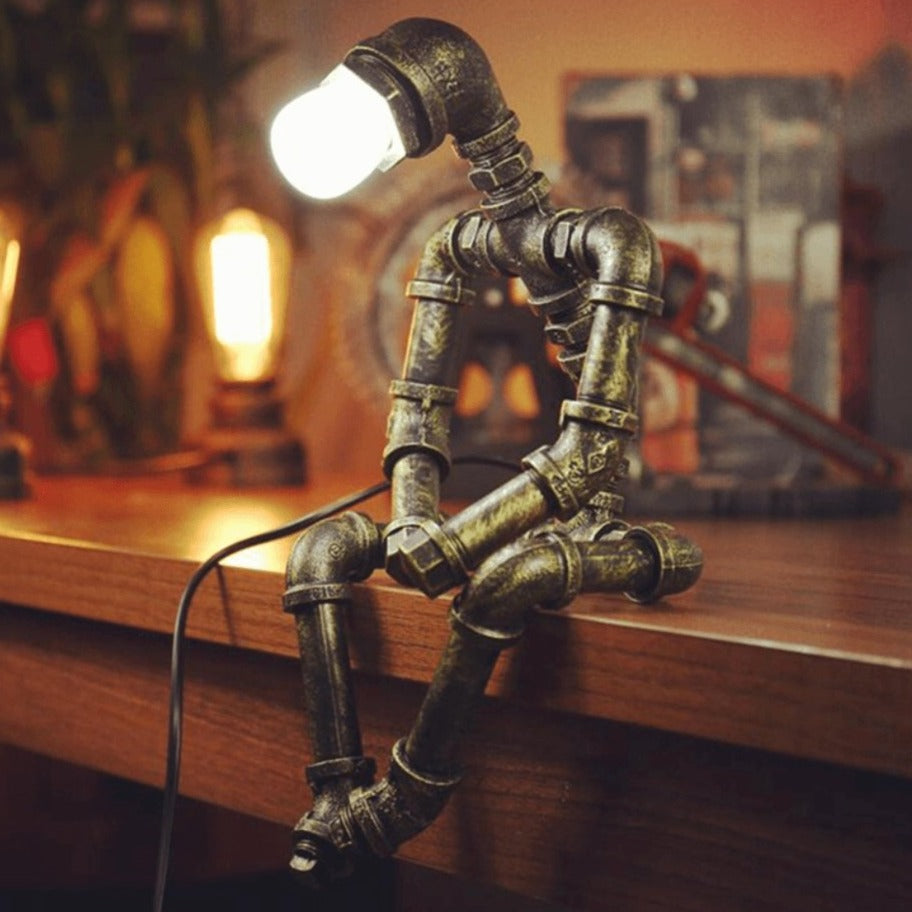 Lampa-robot z żelaza o regulowanym oświetleniu retro, ruchomymi ramionami i głową, wykończenie w kolorze mosiądzu, styl industrialny.
