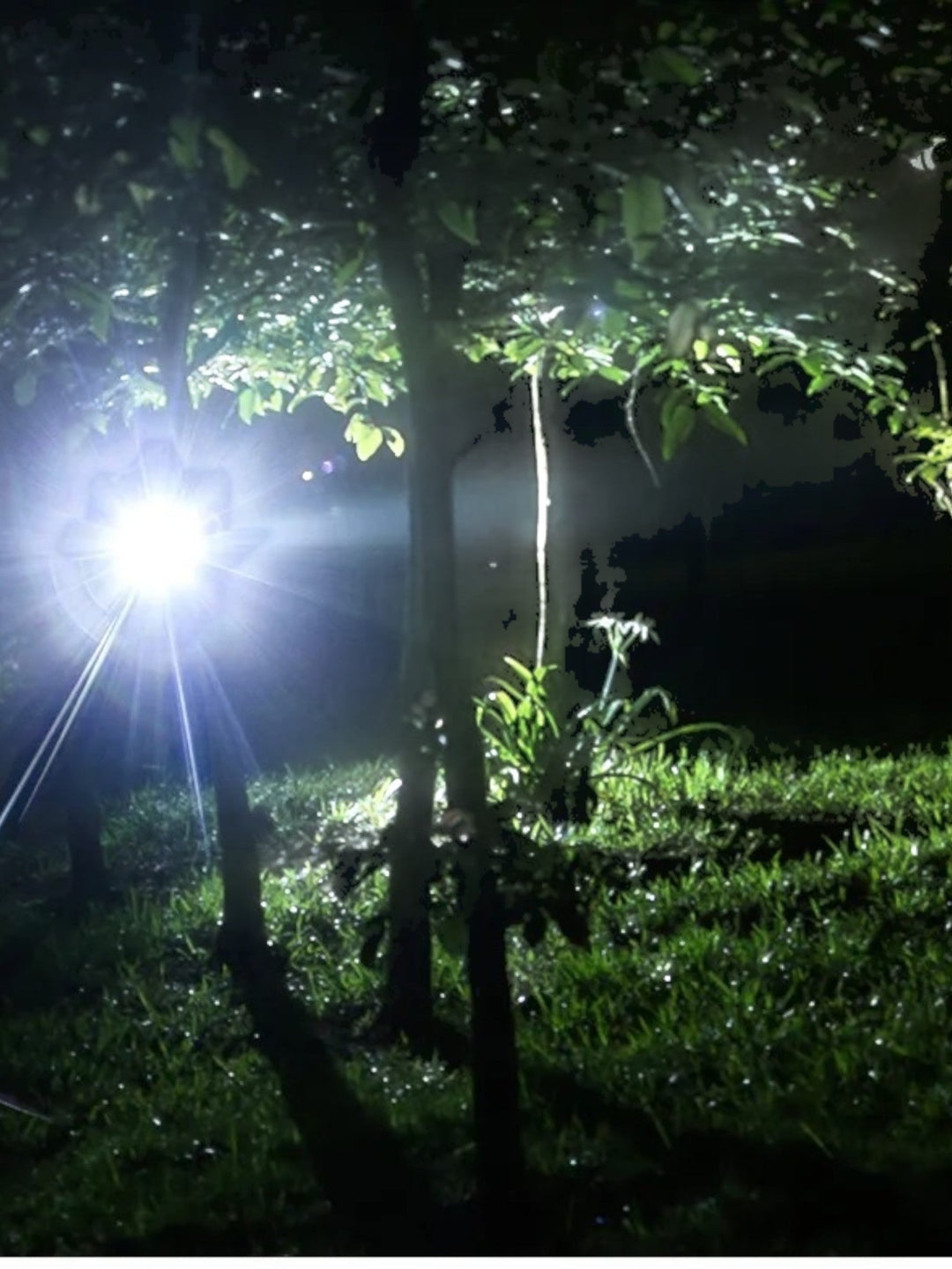 Czołowa latarka LED, wodoodporna i ładowalna, z regulowaną wiązką światła do nocnych przygód.