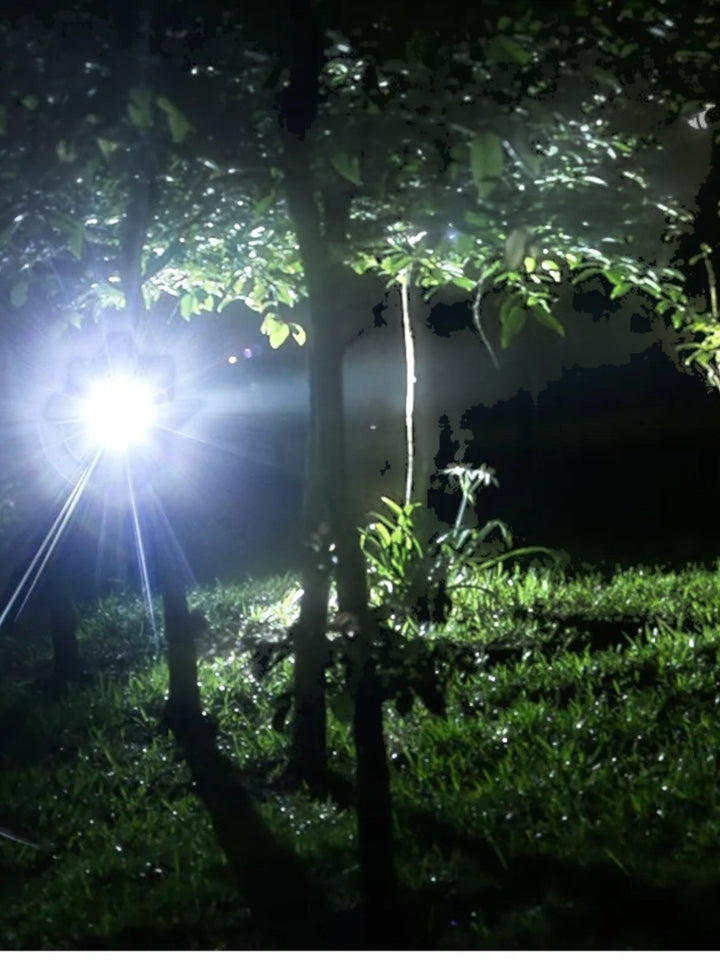 Czołowa latarka LED, wodoodporna i ładowalna, z regulowaną wiązką światła do nocnych przygód.
