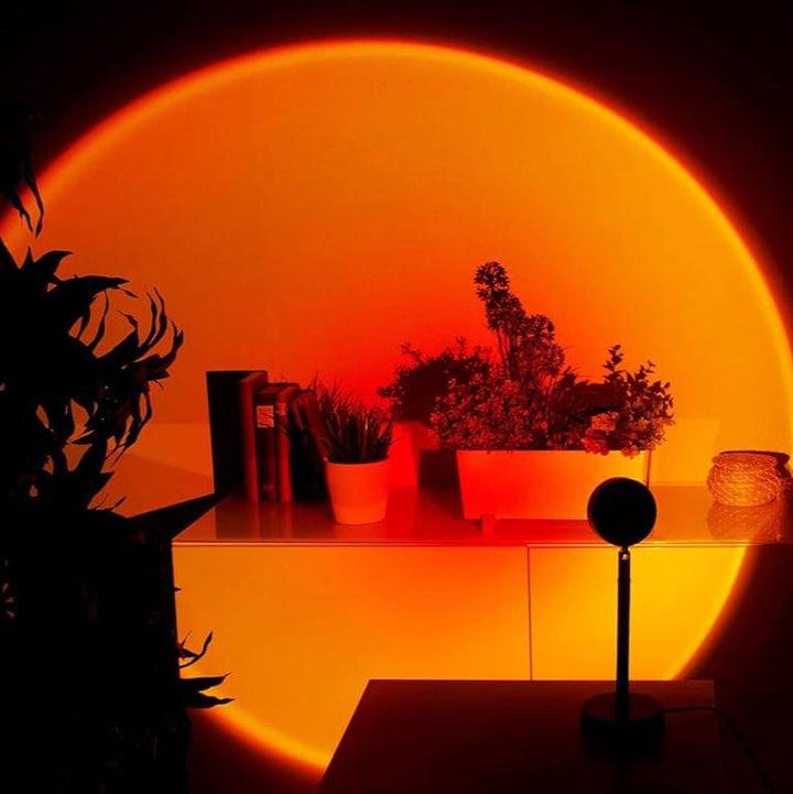 Lampa Sunset Lamp LED włączona, z której wydobywa się światło, tworząc magiczną atmosferę w pomieszczeniu.