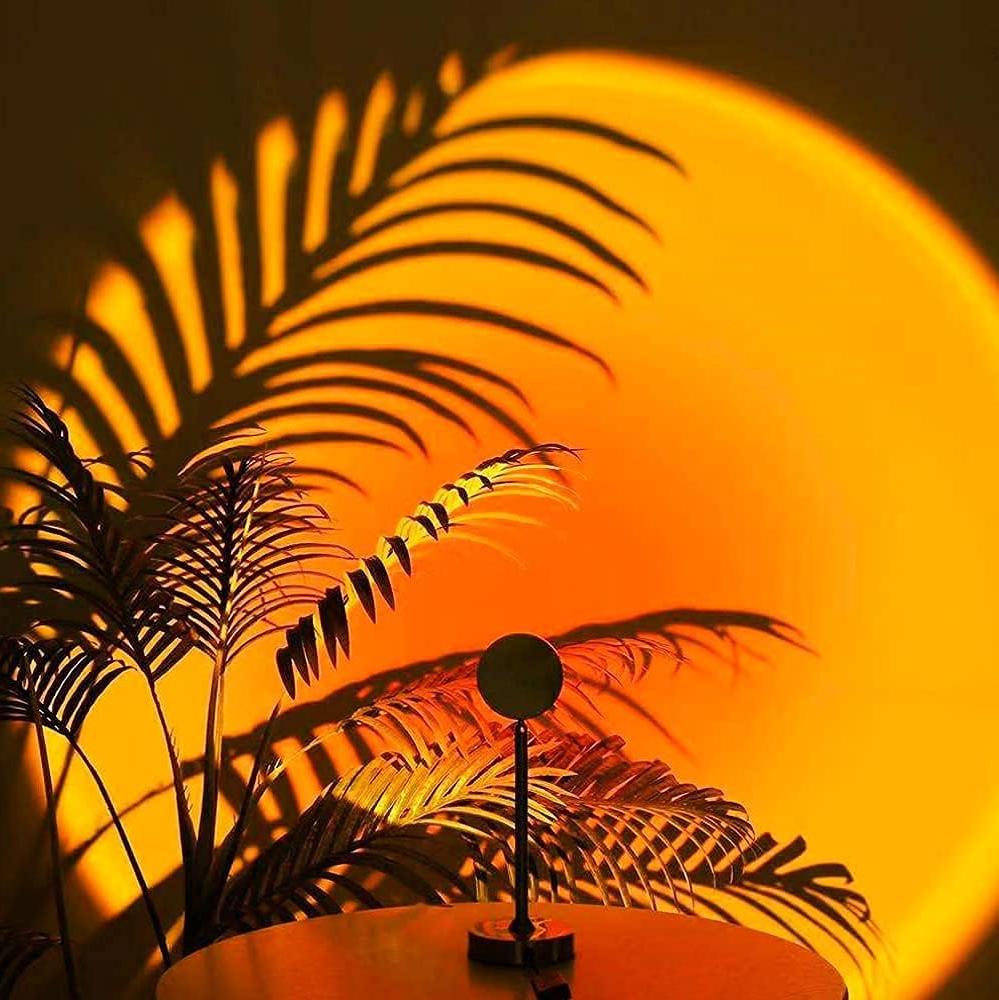 Lampa Sunset Lamp LED, oświetlająca róg pokoju subtelnym, wielobarwnym blaskiem.