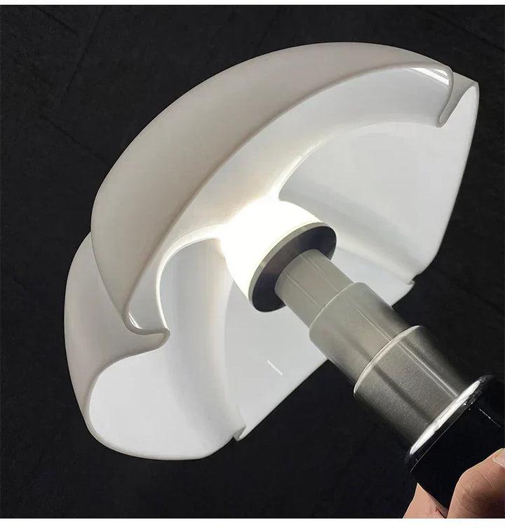Retro lampa LED ClassicGlow, elegancki i jasny design, z abażurem z akrylu i aluminium, energooszczędna.