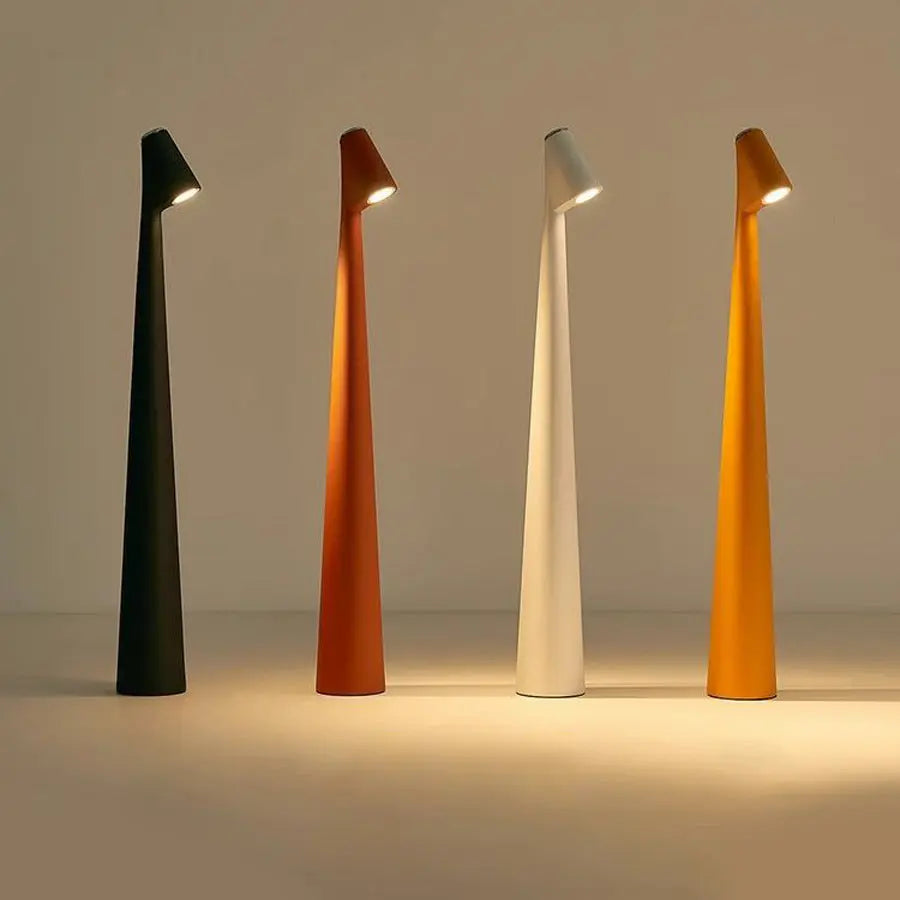Bezprzewodowa lampa LED o minimalistycznym designie, metalowym wykończeniu, przenośna z regulacją jasności, idealna do każdego wnętrza.