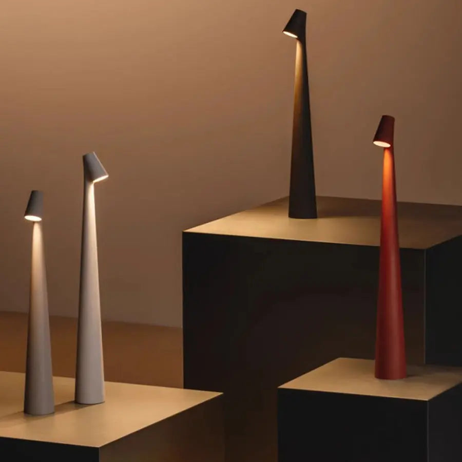 Bezprzewodowa lampa LED o minimalistycznym designie, metalowym wykończeniu, przenośna z regulacją jasności, idealna do każdego wnętrza.